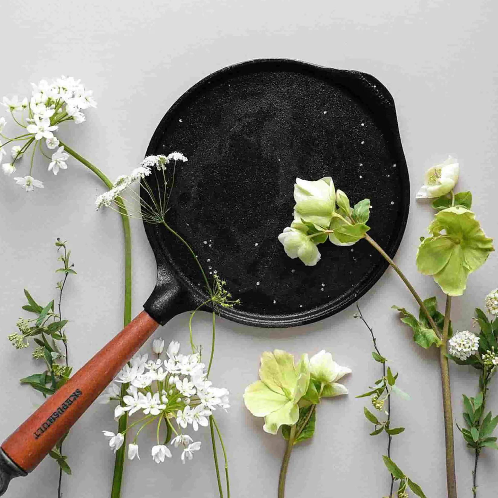 New Traditional Cast Iron Pancake Pan, 23cm Pots & Pans